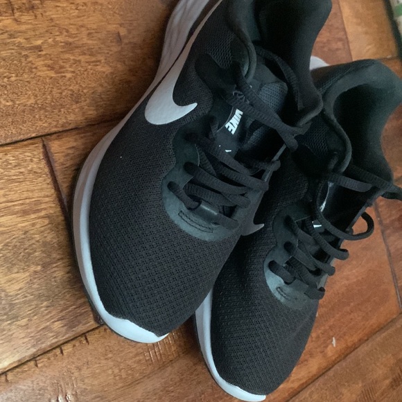 Black and White Nike Shoes (OPEN FOR NEGOTIATION) - Picture 2 of 3